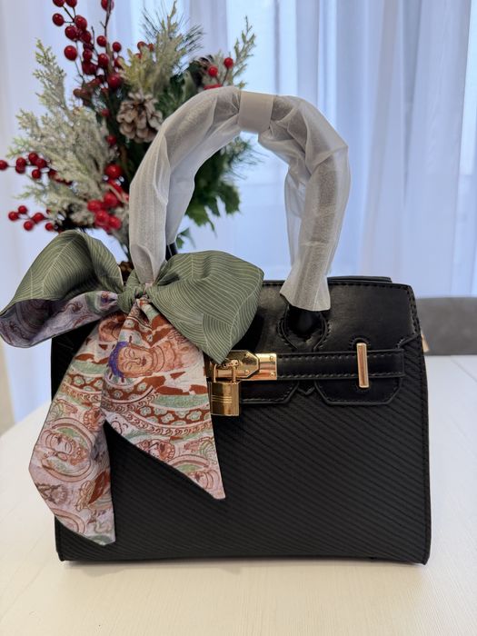 Poseta cu esarfa inclusa