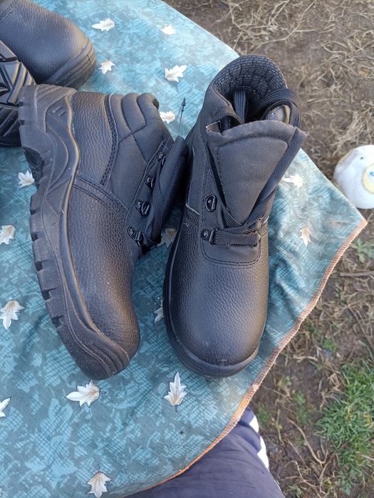 Работни обувки с метално бомбе