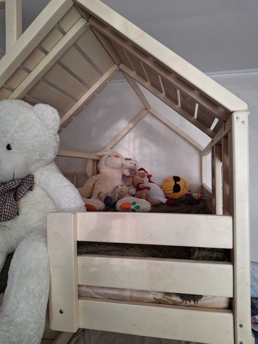 Двухярусная ковать домик с лестницей комодом