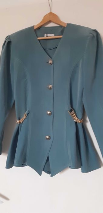 Дамски маслено зелен костюм