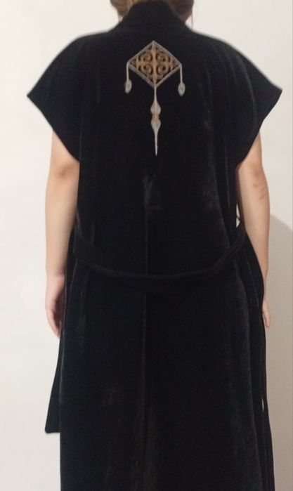 Камзол мен көйлек сатылады