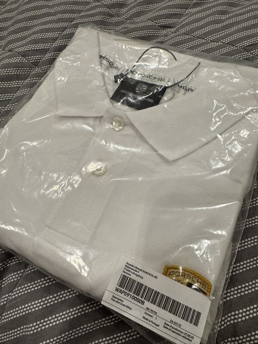 Белое поло Porsche