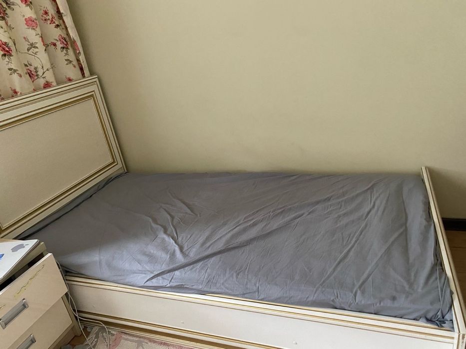 Кровать с матрасом