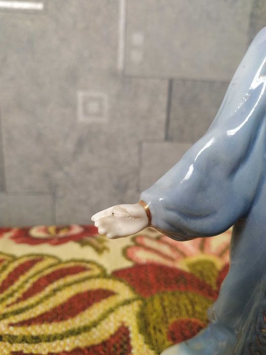 Продается фарфоровая статуэтка