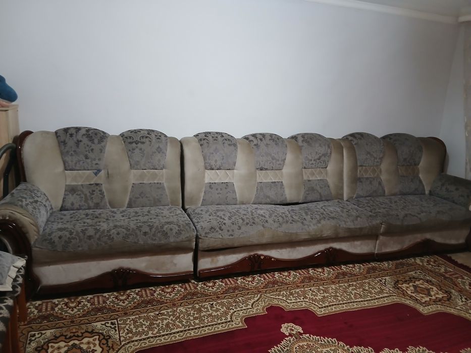 Отдам безплатно 5 метровый диван ,