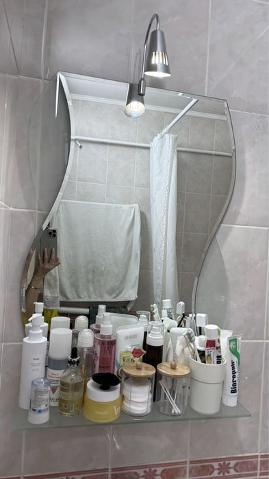 Продам раковину с зеркалом.