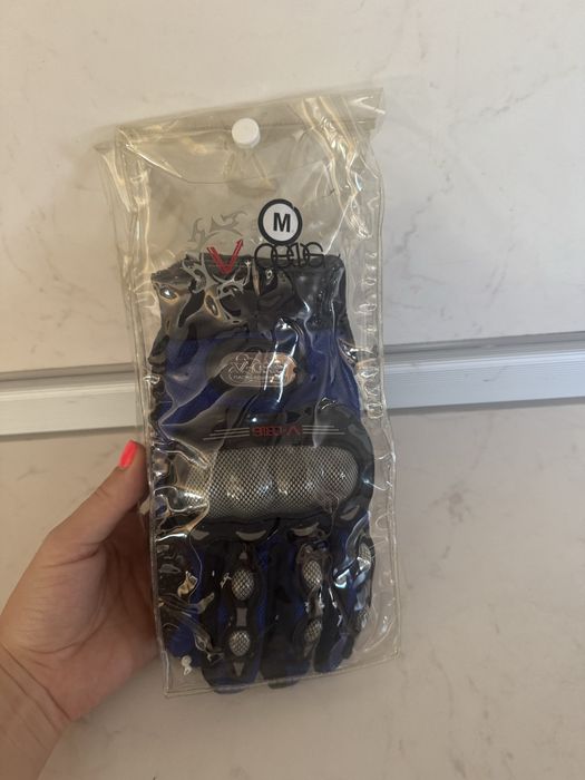 Каска за мотор Airoh + ръкавици