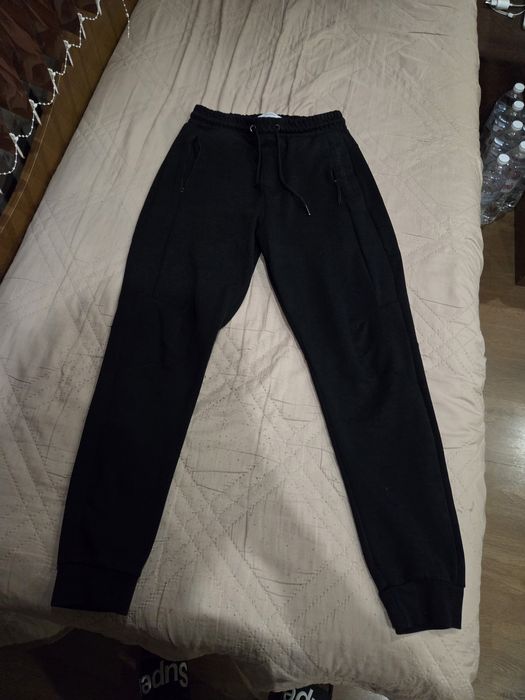 Продавам черен анцуг Bershka