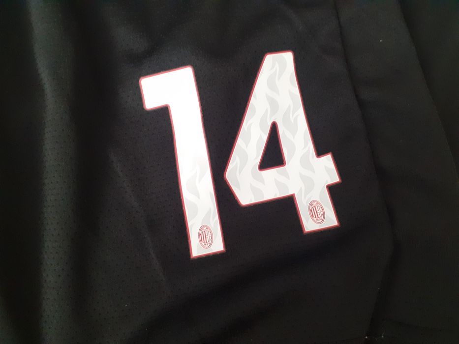 Футбольная форма Милан новый