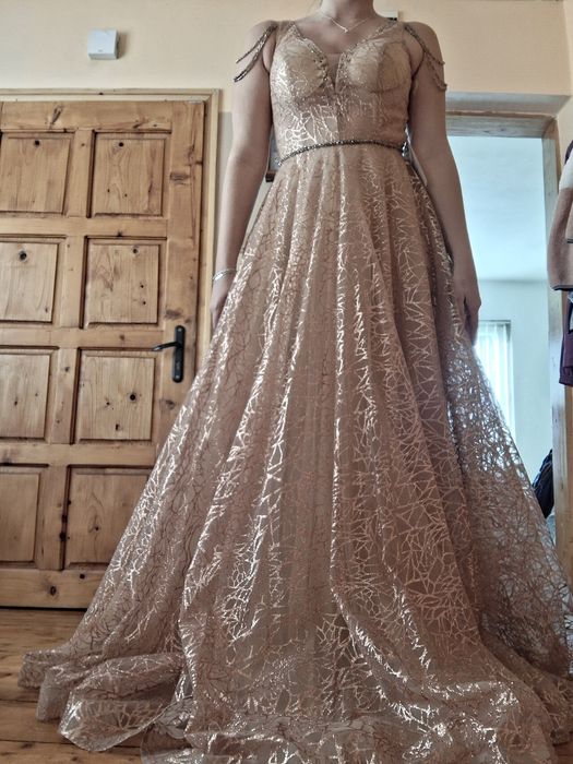 Златна бална рокля