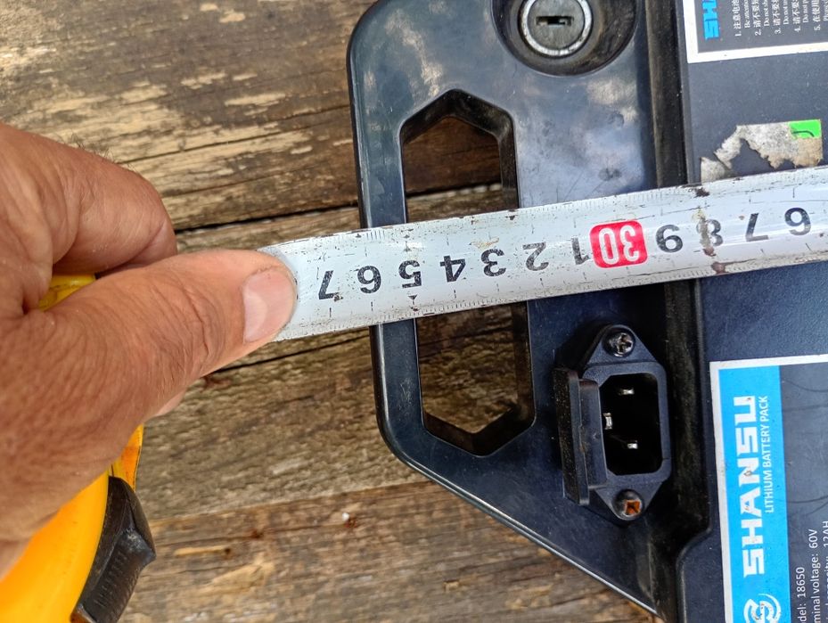 Vînd baterie  sh stare buna scuter electric 60v/12A cu 2chei  preț 750lei fix nu schimb