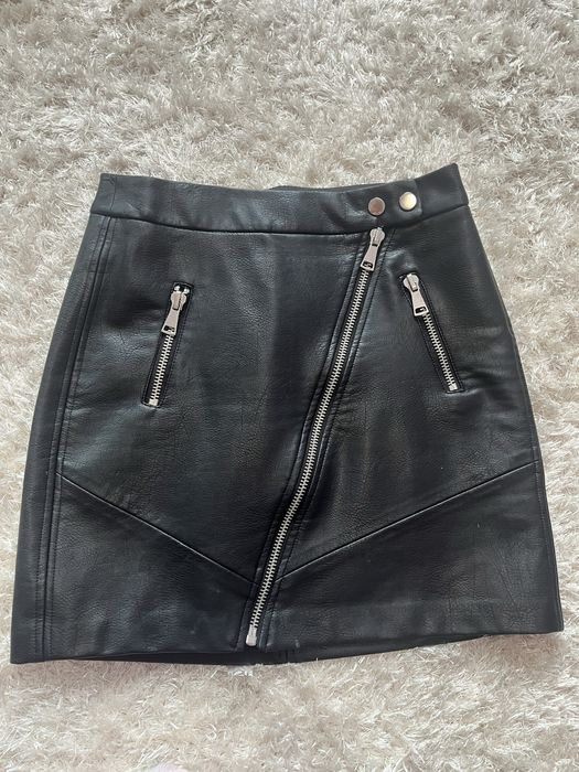 Черна кожена пола Stradivarius