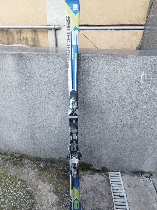 Vând schiuri atomic