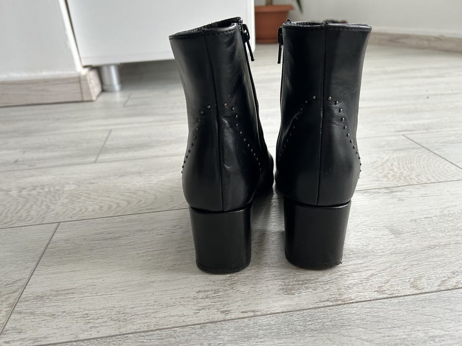 Botine negre din piele model deosebit Benvenuti marime 37