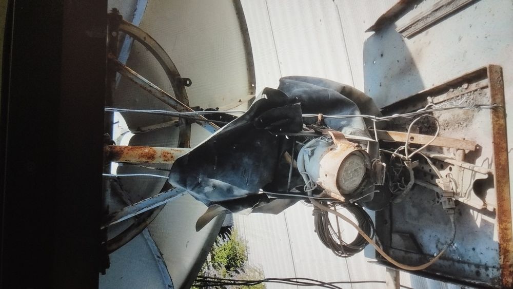 Продается спутниковая антенна большая , с головками и мотором