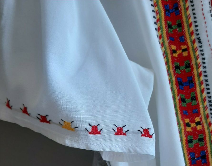 Риза с ръчно-избродирана шевица + обеци с шевица