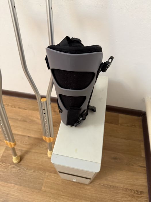 Костыли и ортопед для ноги