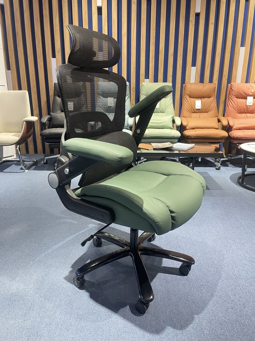 Офисное кресло для руководителя Mustang с макс нагрузкой до 200 кг
