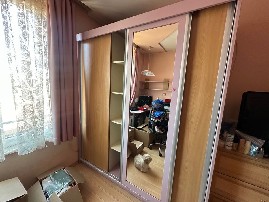 Продава трикрилен гардероб, спалня и бюро.