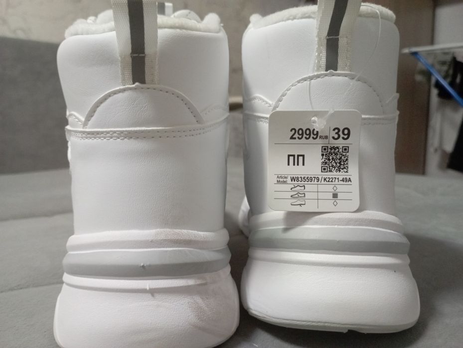Продам женские новые кросовки 39 размера