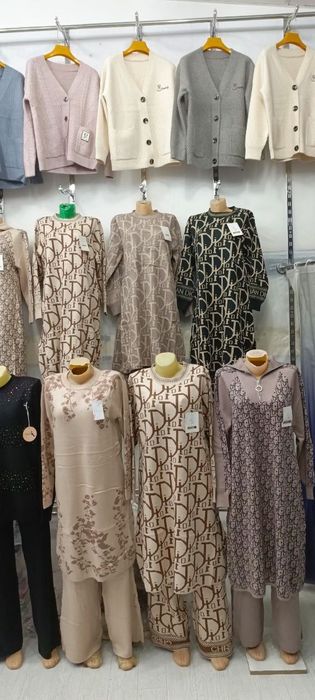 Qorongi tayt kiygan qizlarning etagi ostida