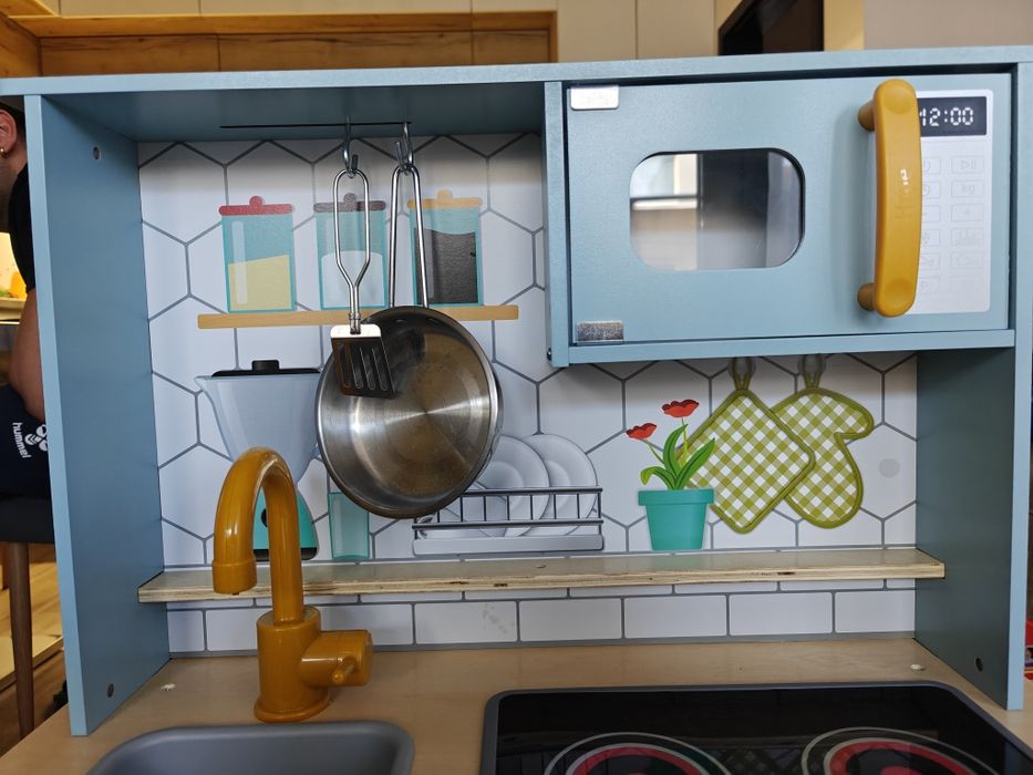 Детска дървена кухня HaPe International – Синя, със звук и светлина