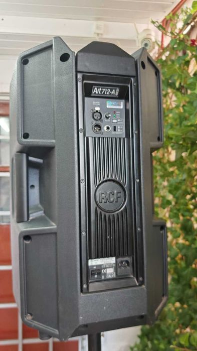 De vanzare două boxe RCF Art 712 MK2 active . Huse originale, cabluri, stative.