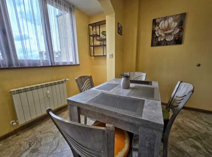 Дава се под наем Тристаен апартамент в София, Център - 71 кв.м за 820 € - Снимка #2