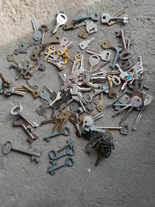 Ключи разные,замочные.