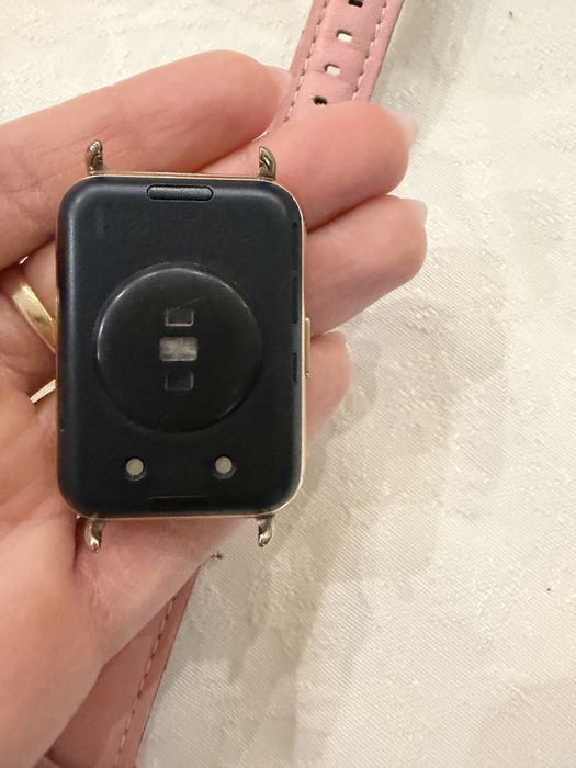 Смартчасовник huawei fit2