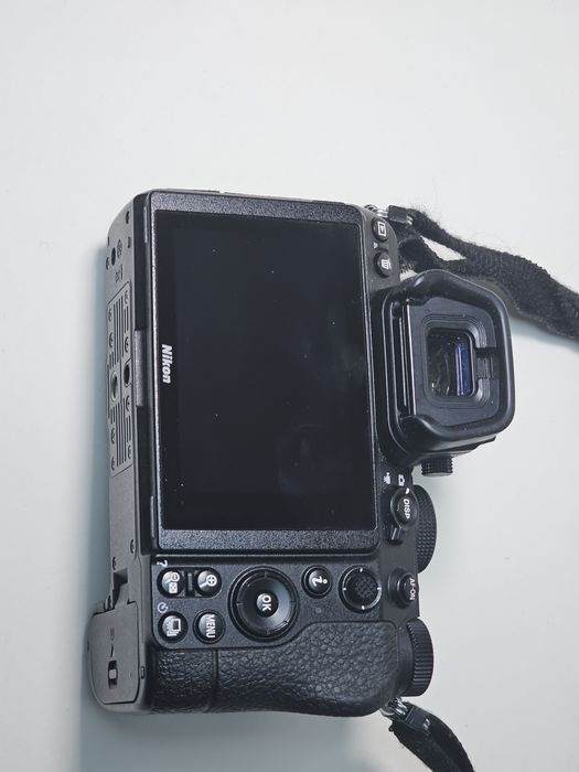 Продавам фотоапрат NIKON Z5