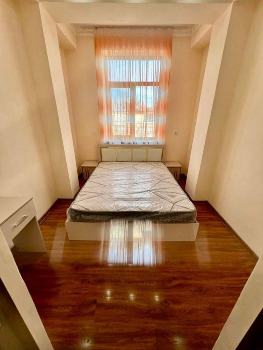 Yangi mebellar bilan jihozlangan issiq va shinam kvartira