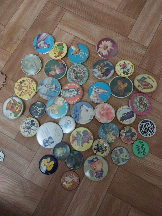 продам значки большие