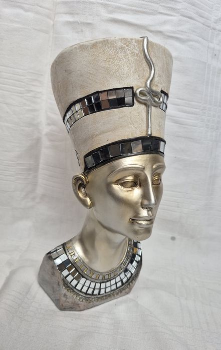Figurină egipteană, bust Nefertiti din rășină acrilică, Colecția Leonardo.