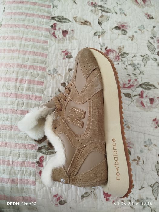 Продам кроссовки женские