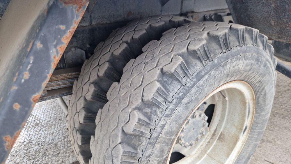Продам шины 8.25/20R