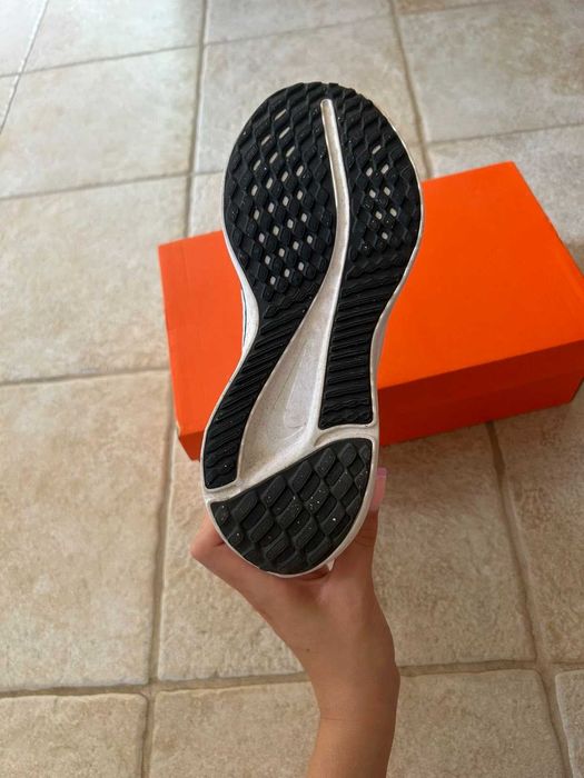 NIKE WMNS QUEST 5 40 номер