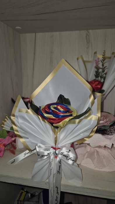 Mini buchetele cu trandafiri din saten