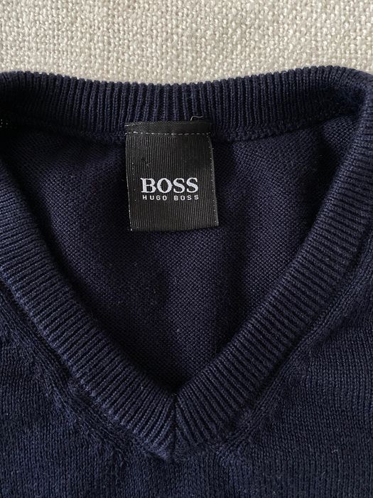 HUGO BOSS  тъмносин мъжки пуловер от луксозната марка. Като нов