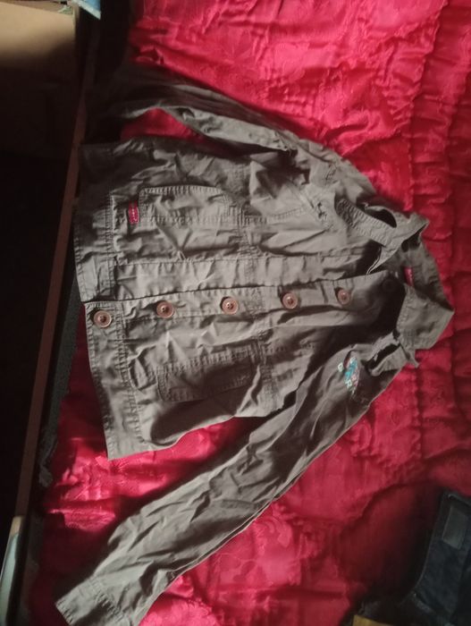 Vând haine . Folosite o dată