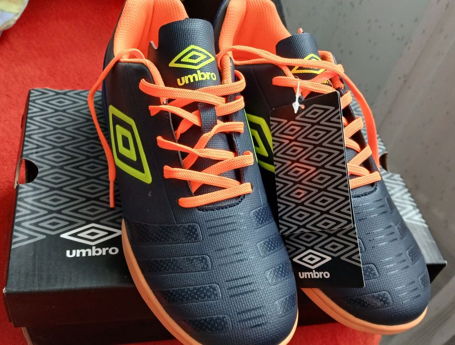 Vand ghete de fotbal UMBRO NOI marimea 38( 24 cm)