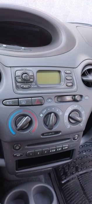 Продавам Toyota Yaris 1.3 бензин