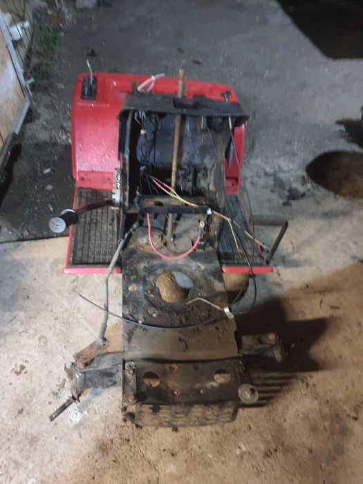 Șasiu provenit de la tractoras de tuns gazon bun pentru proiect