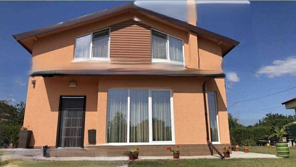 Двуетажна къща в близост до Варна