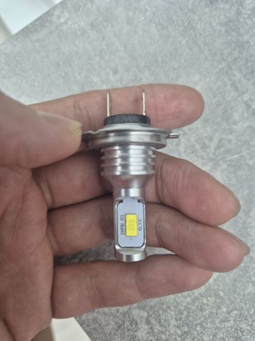 Продам две лампочки диодные