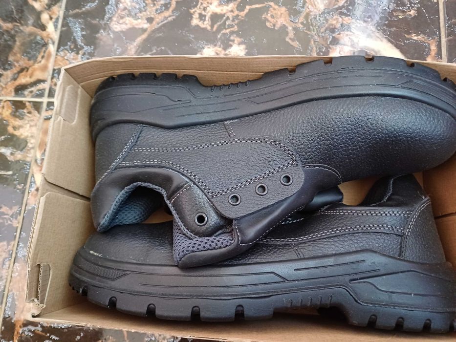 Vând ghete de protectie noi  ,5 perechi ,marime 43-44 ,marcă Lenox