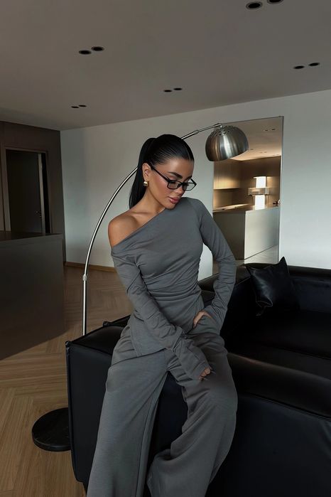 Дамски сив сет от две части – блуза с асиметричен дизайн и панталон