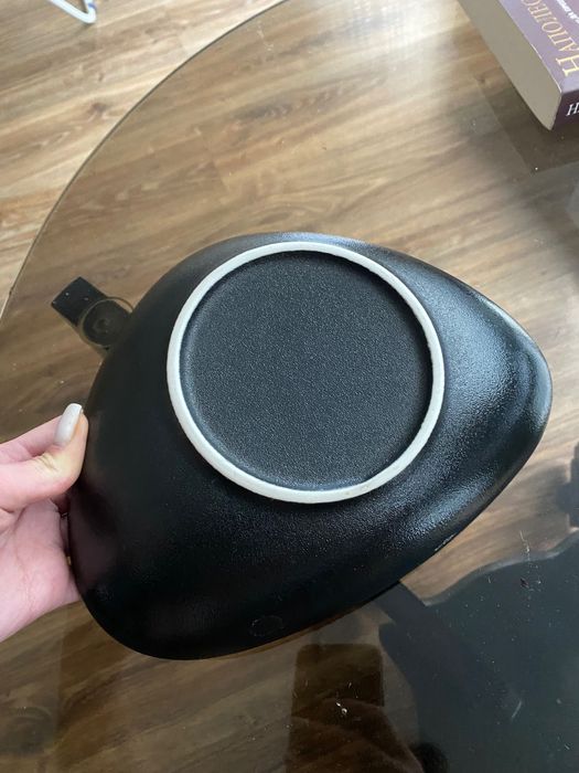 Черна чиния за плодове или друго