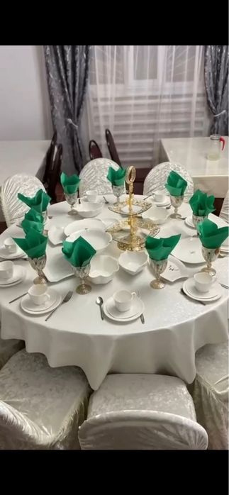 Столы и посуды для гостей