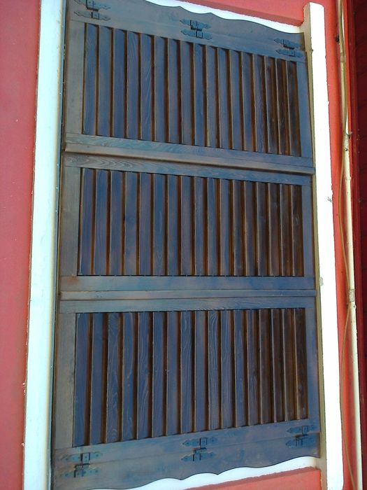 Jaluzele din lemn cu lamele rabatabile